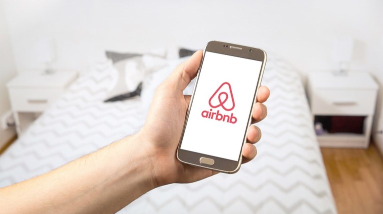 Airbnb: Έσοδα 1,4 δισ.δολ. έφερε στην Ελλάδα το 2018