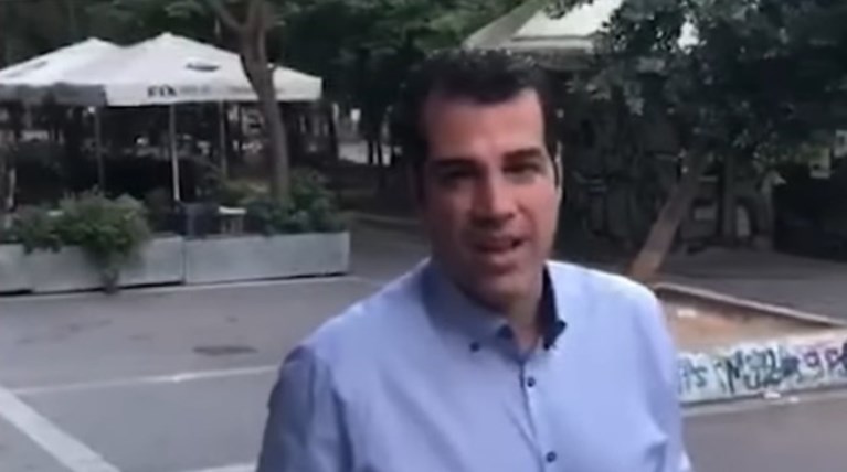 Ο Θάνος Πλεύρης μόνος τα ξημερώματα στην πλατεία Εξαρχείων
