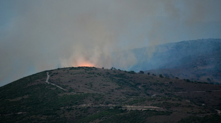 Δύσκολη νύχτα για τα χωριά της Κύμης-Μαίνεται η πυρκαγιά