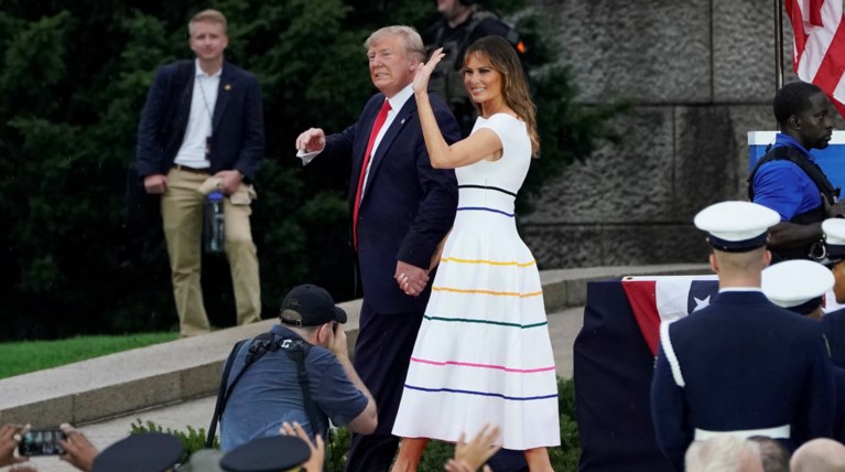 Μελάνια: με καλοκαιρινό στιλ και άλλο μαλλί γιορτάζει