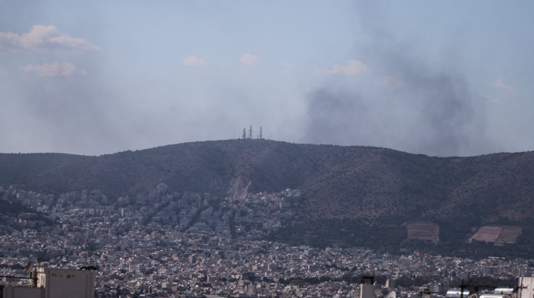 Υπό μερικό έλεγχο η φωτιά στην περιοχή της Φυλής