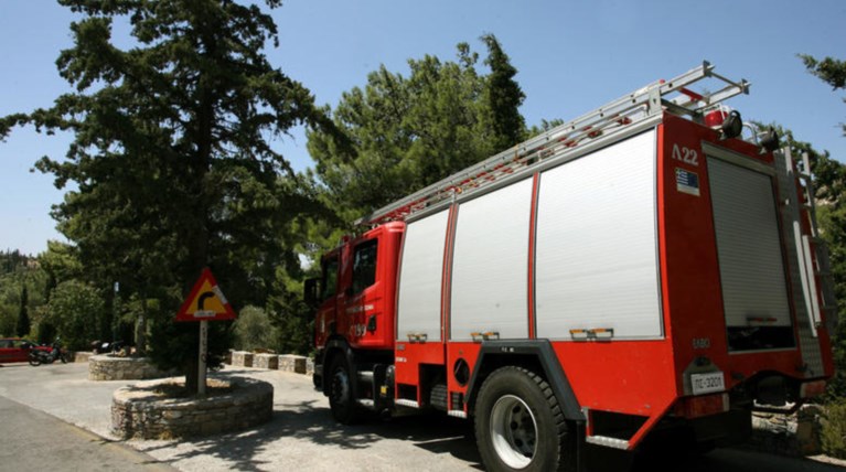 Φωτιά στη Σταμάτα -καίει χαμηλή βλάστηση