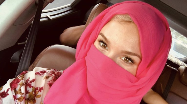 Τζος Στόουν: απέλασαν τη Βρετανίδα τραγουδίστρια από το Ιράν