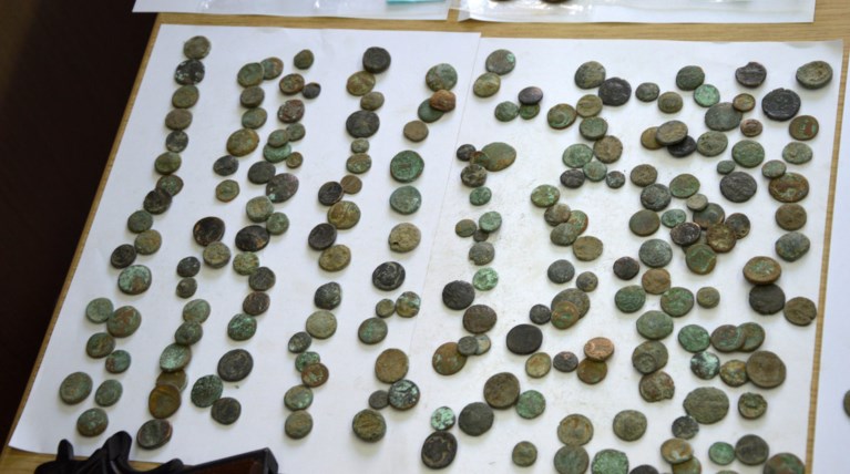 Συνελήφθη με 1.055 αρχαία νομίσματα κρυμμένα σε μπουκαλάκια νερού