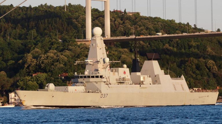 Κλιμακώνεται και στρατιωτικά η ένταση μεταξύ Βρετανίας και Ιράν