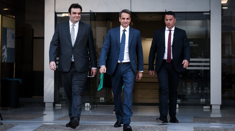 Guardian: Ο Μητσοτάκης έχει βάλει τις μηχανές στο φουλ