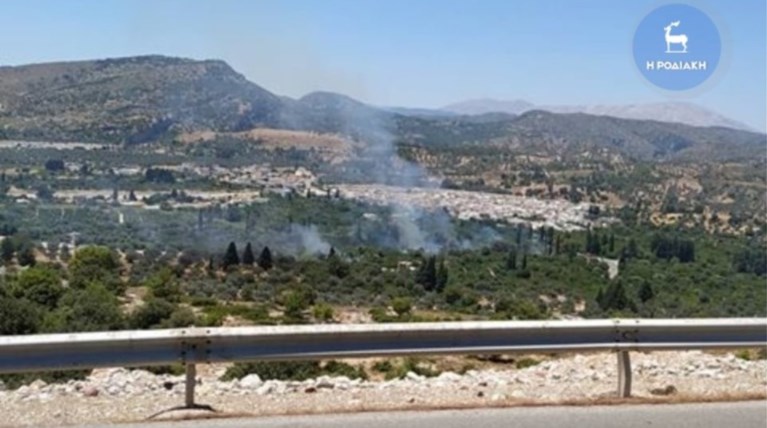 Πυρκαγιά στη Ρόδο στο χωριό Μαλώνα