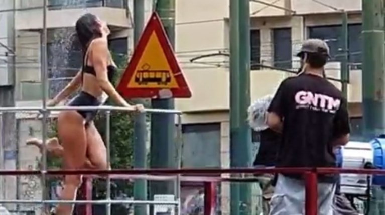 Οι νέες παίκτριες του GNTM κάνουν ντους εν κινήσει στο κέντρο της Αθήνας!