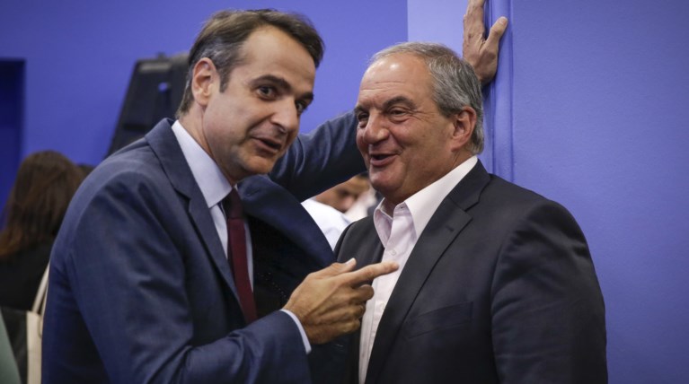 Συνάντηση Μητσοτάκη με Καραμανλή και επίσκεψη στο υπουργείο Άμυνας