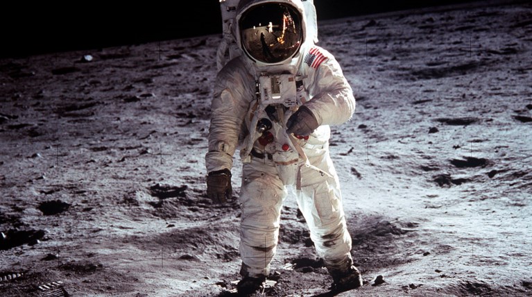 Η NASA τιμά τον ιστορικό περίπατο και ετοιμάζει την «επιστροφή»
