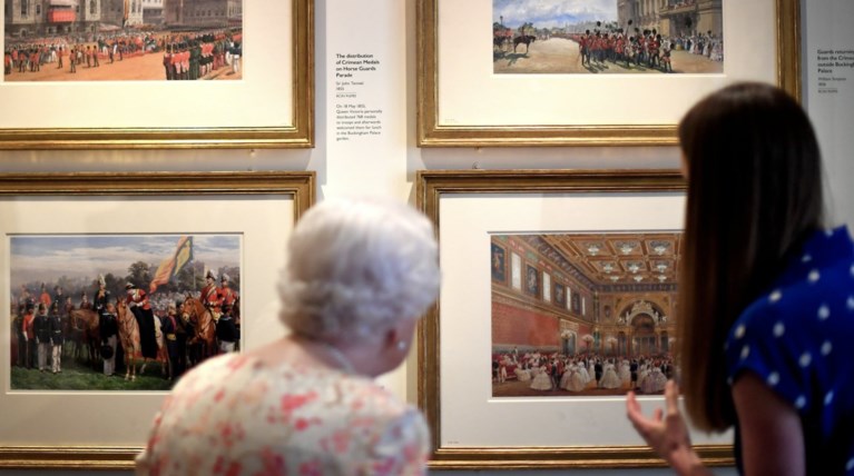 Ποια βασίλισσα φόρεσε πιο ωραία το φλοράλ φόρεμα;