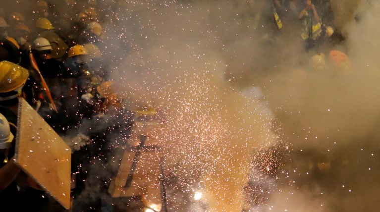 Xάος στο Χονγκ Κονγκ: Αγριες συγκρούσεις στις διαδηλώσεις
