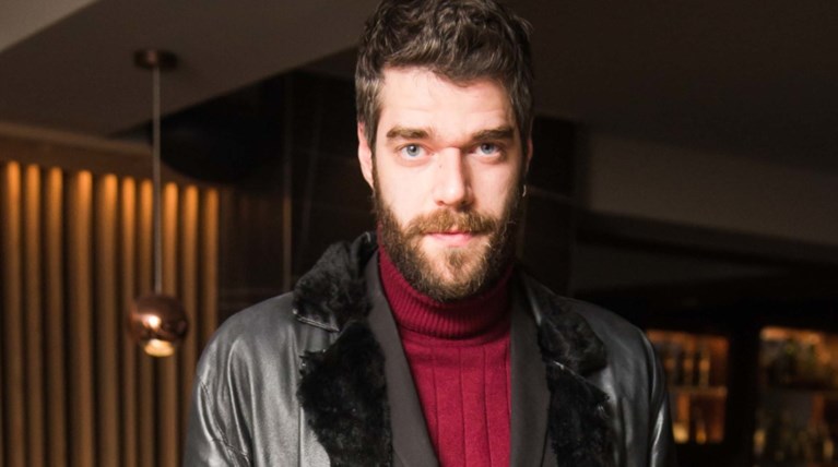 Πρωταγωνιστεί στις "8 λέξεις" και είναι γιος Έλληνα ηθοποιού