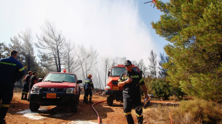 Φωτιές σε εξέλιξη σε Ραφήνα και Βαρνάβα-Κλειστή η Λ. Μαραθώνος