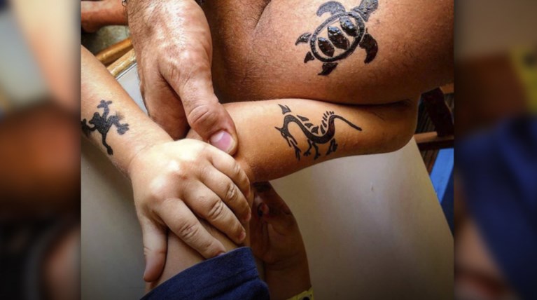 Ο ηθοποιός "χτύπησε" τατουάζ με τα παιδιά του το αγαπημένο τους παραμύθι