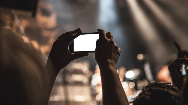 Ιατρική έρευνα συνδέει τα smartphones με την παχυσαρκία