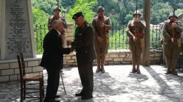 Παρασημοφορήθηκε Εύζωνας πολεμιστής του '40 σε ηλικία 104 ετών