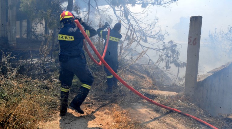 Υπό μερικό έλεγχο η φωτιά στην Ιερά μονή Καρακαλά Ναυπλίου