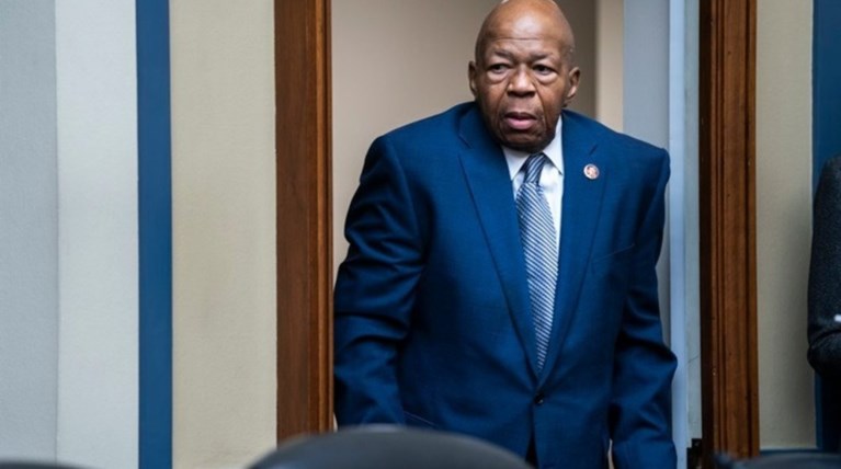 Νέα επίθεση Τραμπ στον Ελάιτζα Κάμινγκς προκαλεί οργή