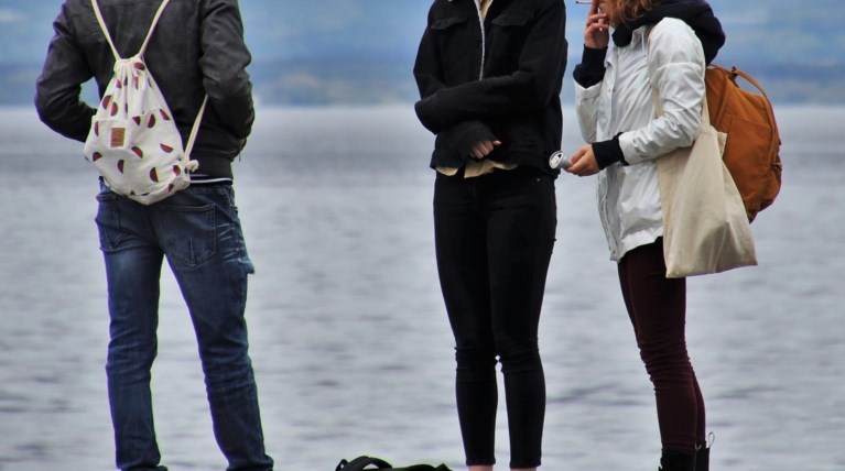 Σοκ: Ναρκώνουν νέους με δηλητηριασμένα τσιγάρα για να τους κλέψουν