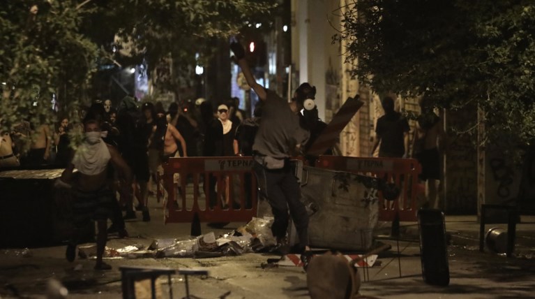 Επεισόδια στην πορεία για Γρηγορόπουλο στα Εξάρχεια: Μολότοφ εναντίον ΜΑΤ