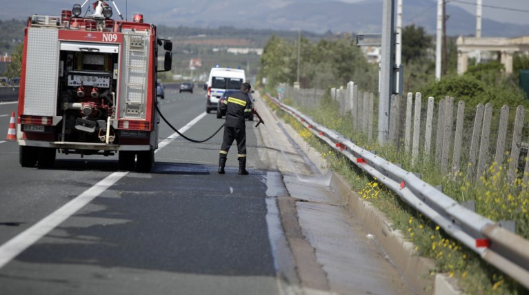 Στις φλόγες αυτοκίνητο στην εθνική οδό Κορίνθου - Πατρών