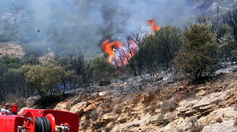 Υπό μερικό έλεγχο η φωτιά στην Αρχαία Κόρινθο