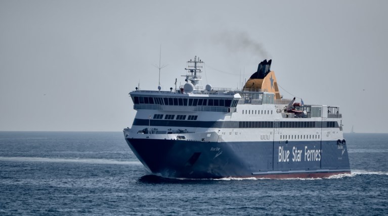 Επέστρεψε στον Πειραιά το Blue Star Naxos με 1.365 επιβάτες λόγω βλάβης