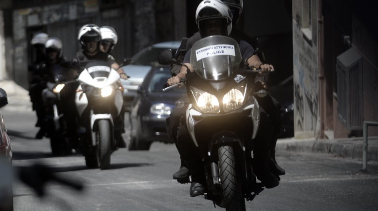 Χειροπέδες σε σπείρα διαρρηκτών στη Γλυφάδα-Είχαν κλέψει και τον Κουρκούλη
