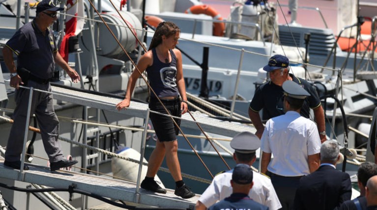 Κάρολα Ρακέτε: Ανησυχώ, άνθρωποι συνεχίζουν να πνίγονται