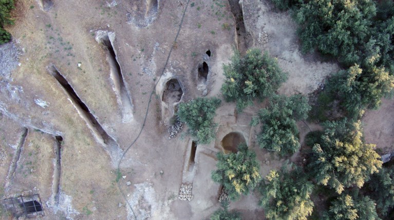 Δύο νέοι ασύλητοι τάφοι αποκαλύφθηκαν στα Αηδόνια Νεμέας