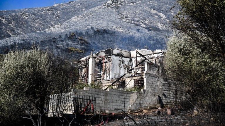 Φωτιά στον Υμηττό: Καλύτερη η εικόνα, διάσπαρτες εστίες