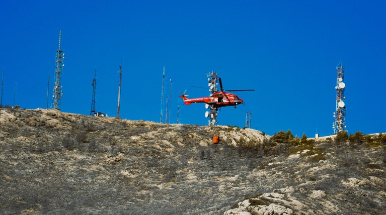 Προβλήματα σε ραδιοφωνικούς σταθμούς από τη φωτιά στον Υμηττό