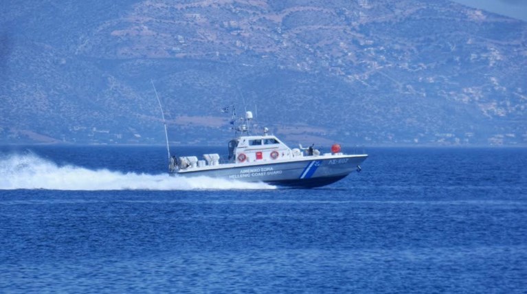 Ακυβέρνητο ιστιοφόρο  νότια της Κέας με τέσσερις επιβαίνοντες