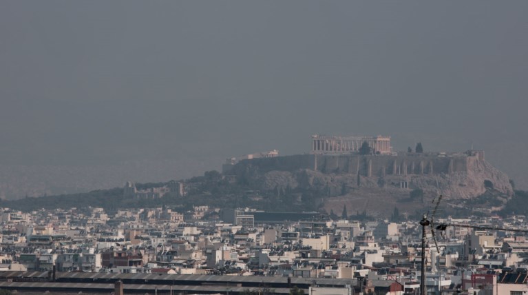 Aποπνικτική η ατμόσφαιρα στην Αττική από τις φωτιές [Εικόνες]