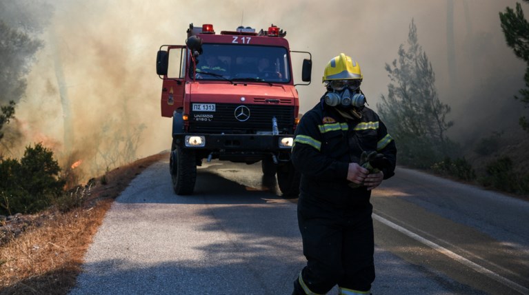 Σε εξέλιξη φωτιά στο Μενίδι,πίσω από θερμοκήπια