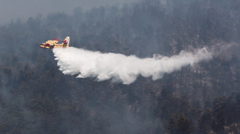 Τρίτη ημέρα μάχη με τις φλόγες στην Εύβοια, σε χαράδρα η φωτιά