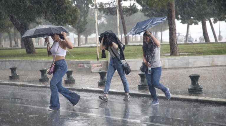 Χαλάει ο καιρός με βροχές και καταιγίδες-ποιες περιοχές θα επηρεαστούν