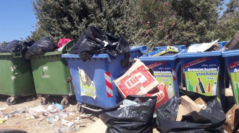 Εικόνες ντροπής στη Γαύδο - 'Βουνά' τα σκουπίδια (φωτό)