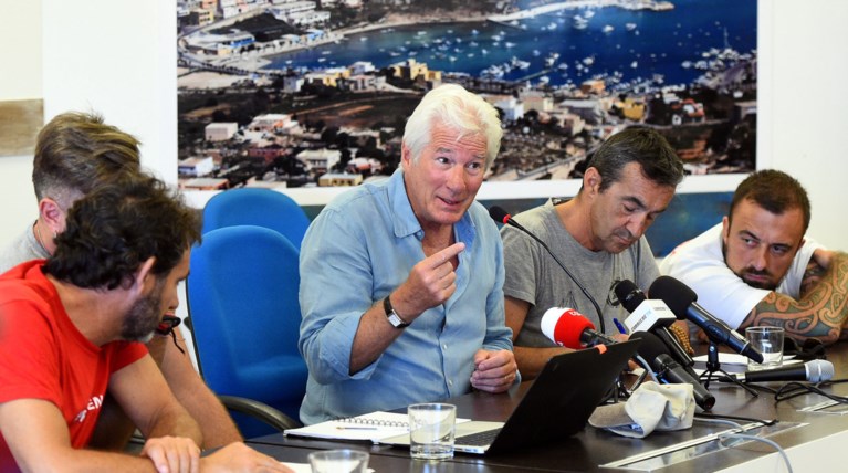 Ρίτσαρντ Γκιρ: Ο Σαλβίνι είναι ένα «μωρό Τραμπ» που εκμεταλλεύεται τον φόβο