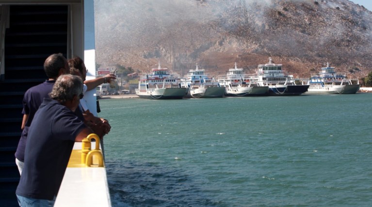 Υπό έλεγχο η φωτιά στη Σαλαμίνα- Εκκενώθηκε οικισμός