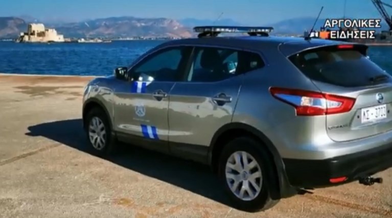 "Βουτιά" αυτοκινήτου στο λιμάνι του Ναυπλίου-Σώος ο οδηγός (βίντεο)