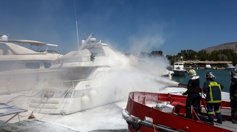 Φωτιά σε σκάφος στην 4η μαρίνα Γλυφάδας