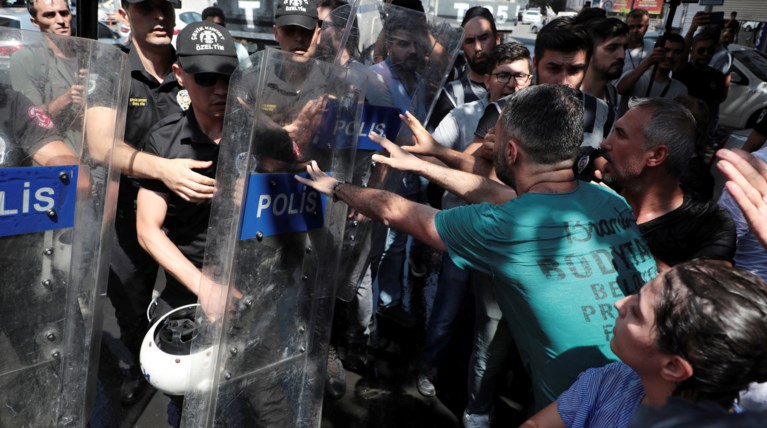 Τουρκία: Με δακρυγόνα διαλύθηκε η διαδήλωση για τους κούρδους δημάρχους