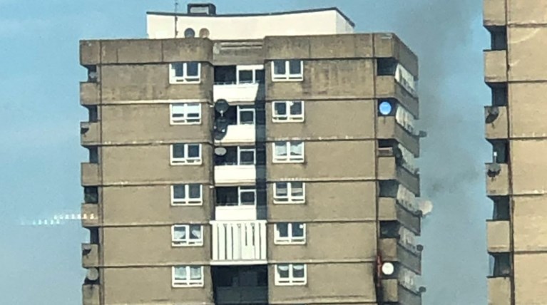 Λονδίνο:Φωτιά στον 12ο όροφο κτιρίου κοντά στον Πύργο Γκρένφελ