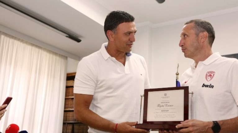 Τιμητική πλακέτα στον Ντέιβιντ Μπλατ απένειμε ο Β. Κικίλιας