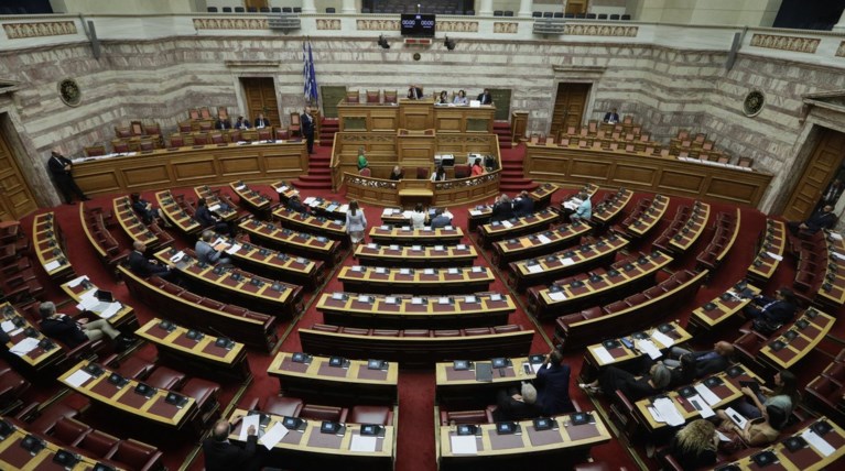 Με πέντε «ναι» και ένα «παρών» υπερψηφίστηκε η άρση των capital controls