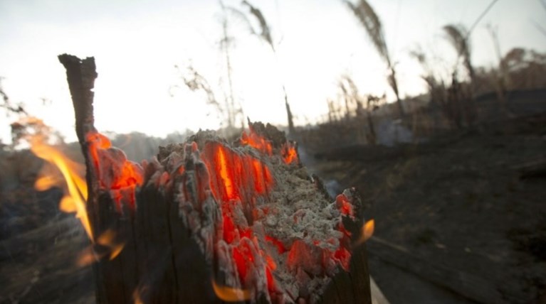 Οι φλόγες συνεχίζουν να καίνε τον Αμαζόνιο και ο Μπολσονάρου προκαλεί