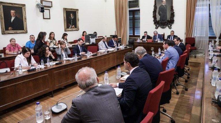 Αντιπαράθεση ΝΔ-ΣΥΡΙΖΑ στην Επιτροπή Θεσμών για την Επιτροπή Αναταγωνισμού