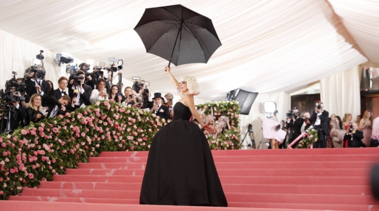 Γιατί όλοι λένε ότι η Lady Gaga είναι τρελά ερωτευμένη; Η φωτο "φωτιά"